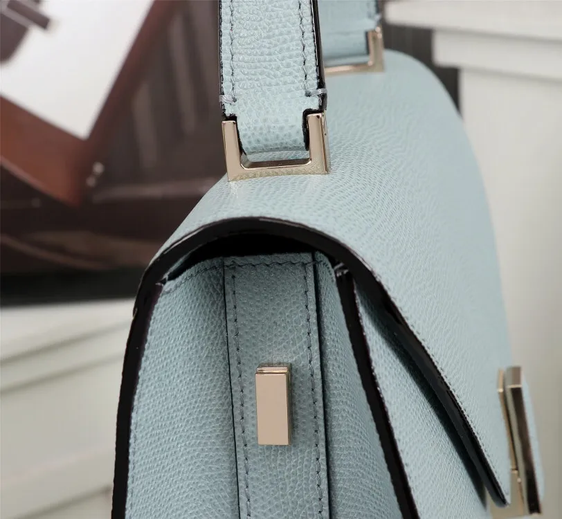In stock👉Original medium size light blue👉Valextra Valextra Iside, known as Italian Hermès, is one of the most representative designs of Valextra. There is no obvious logo, but the simple collective line design is very recognizable, full of architectural art, and shows a capable and intellectual style. It is made of imported palm-print lining cowhide, with up to five stitches of handwork, and the shiny oil edges test the skill of the craftsman. Medium size: 26cm【6627#】